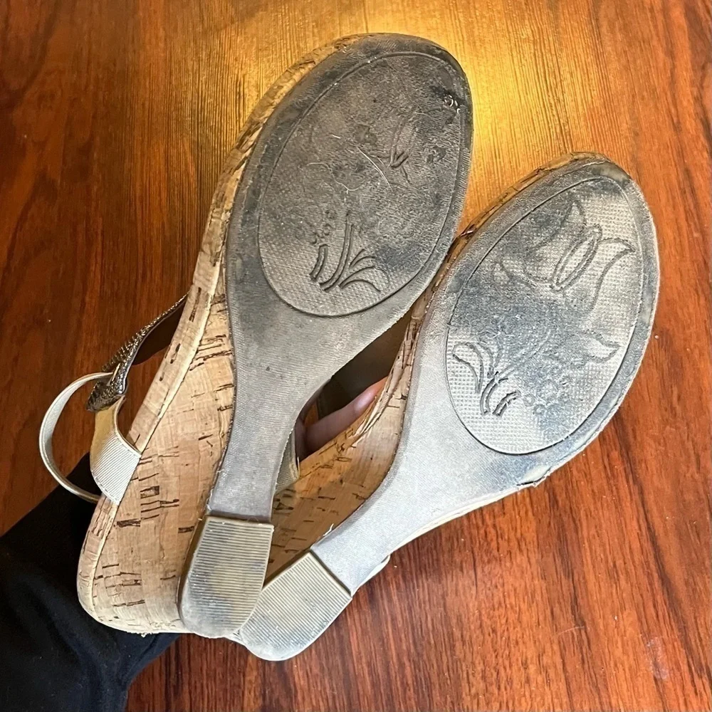 𝅺WHITE Mountain Gold Glitter Wedges Size 9.5M